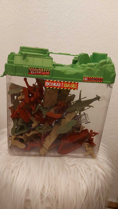 Żołnierzyki, zestaw z akcesoriami wojskowymi.