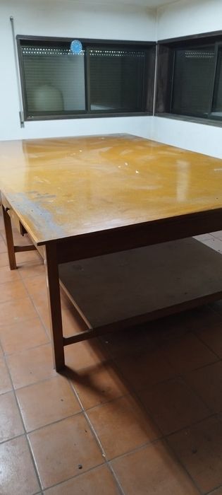 Mesa madeira resistente