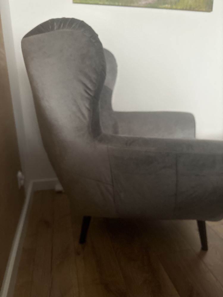 Fotel uszak w kolorze srebrnym z ciemnymi nóżkami