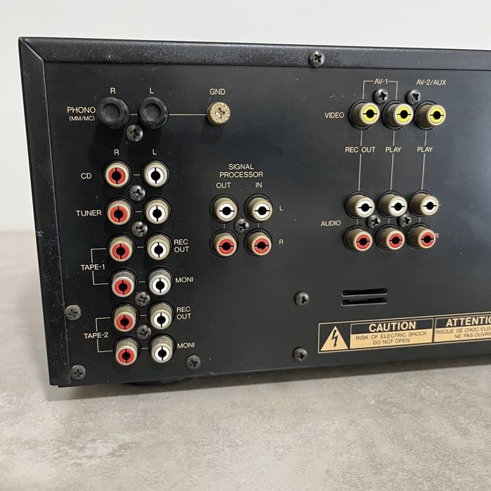 Гибридный усилитель LUXMAN LV-105.