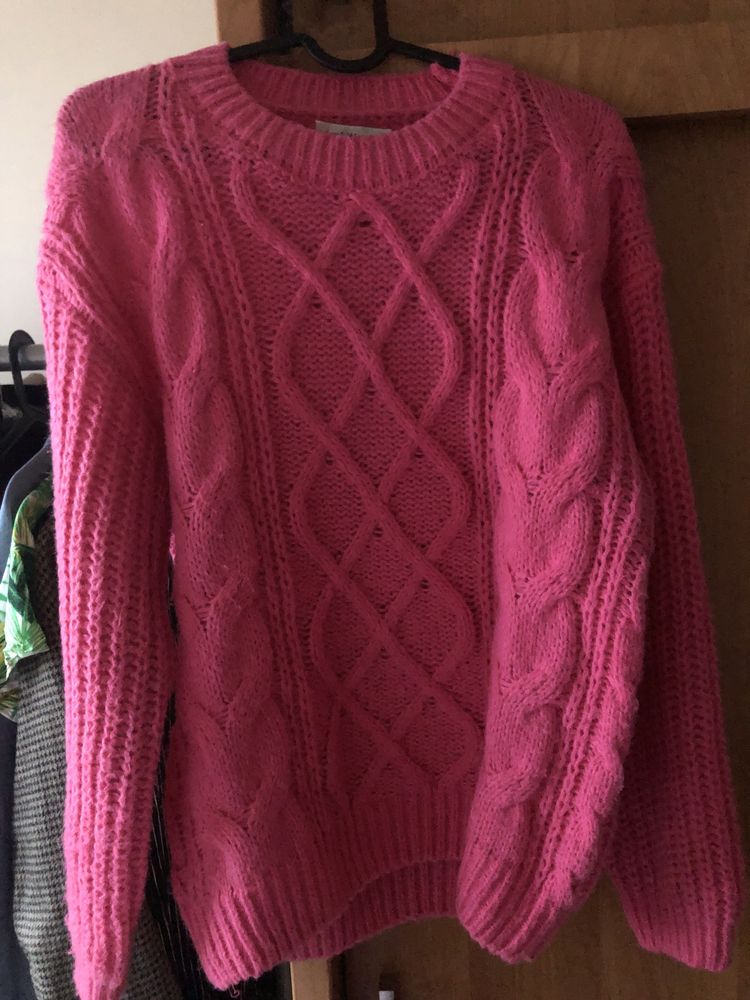 Rozowy sweter fuksja pleciony