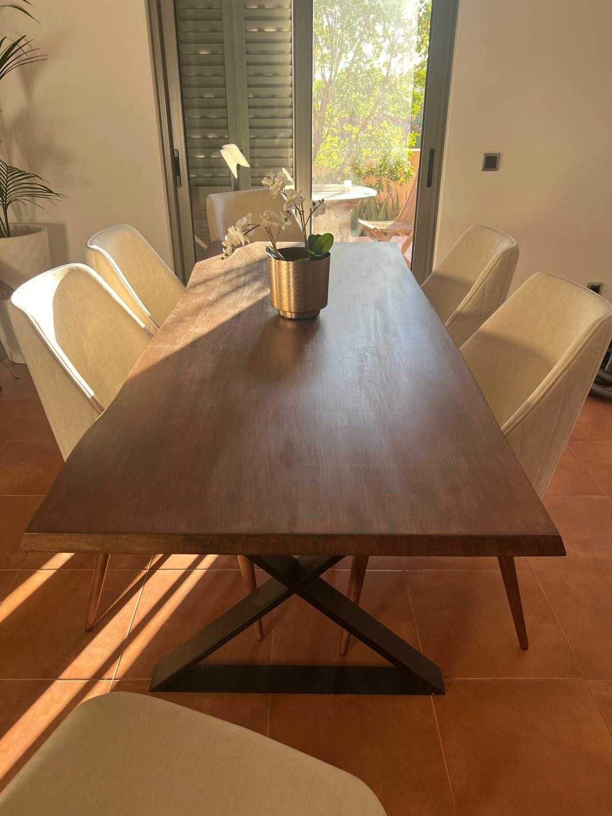 Mesa de Jantar em Madeira Maciça Rústica - tom nogueira