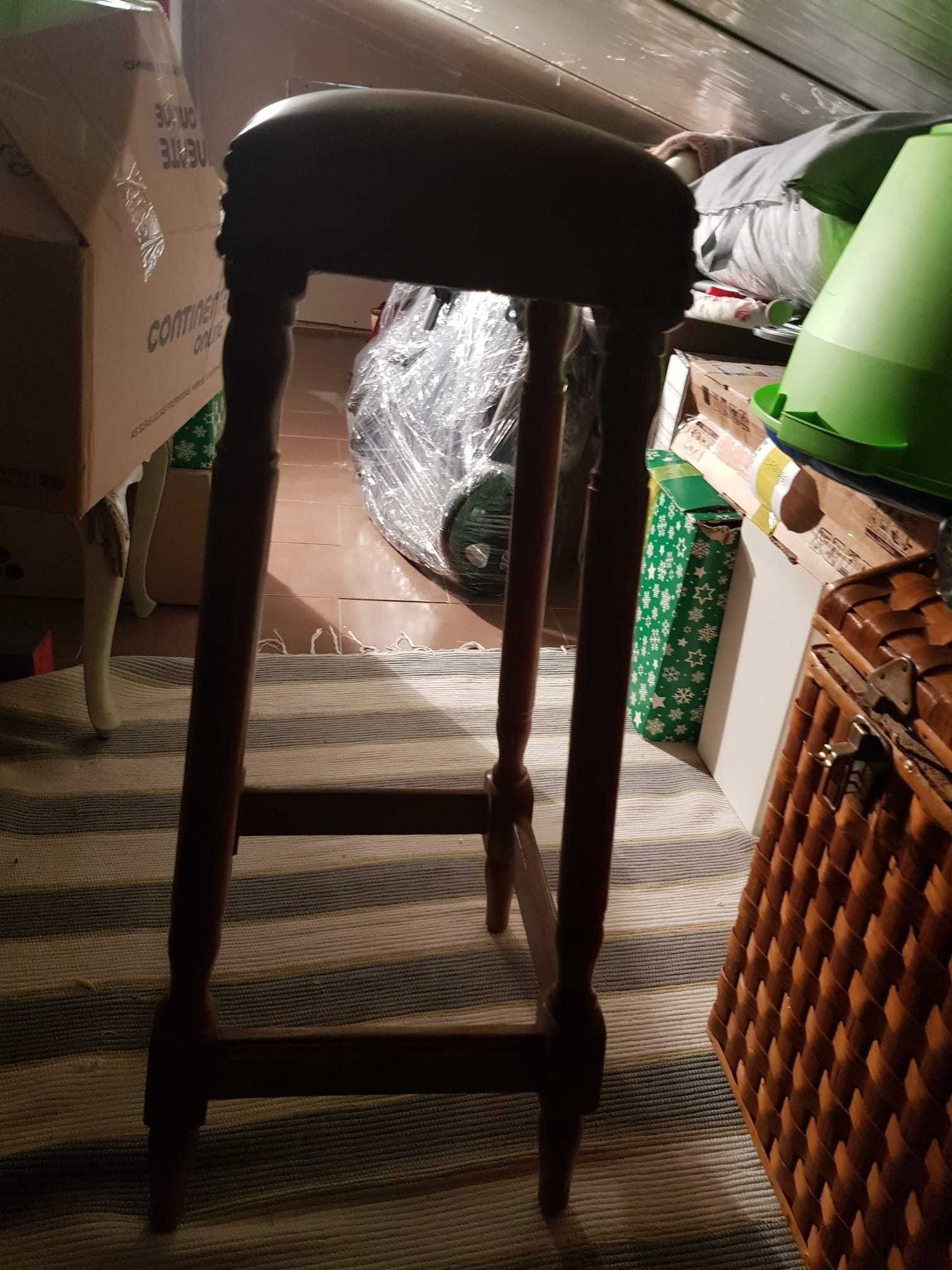 Vendo mesa de sala com 6 cadeiras em pele e 2 bancos de bar..