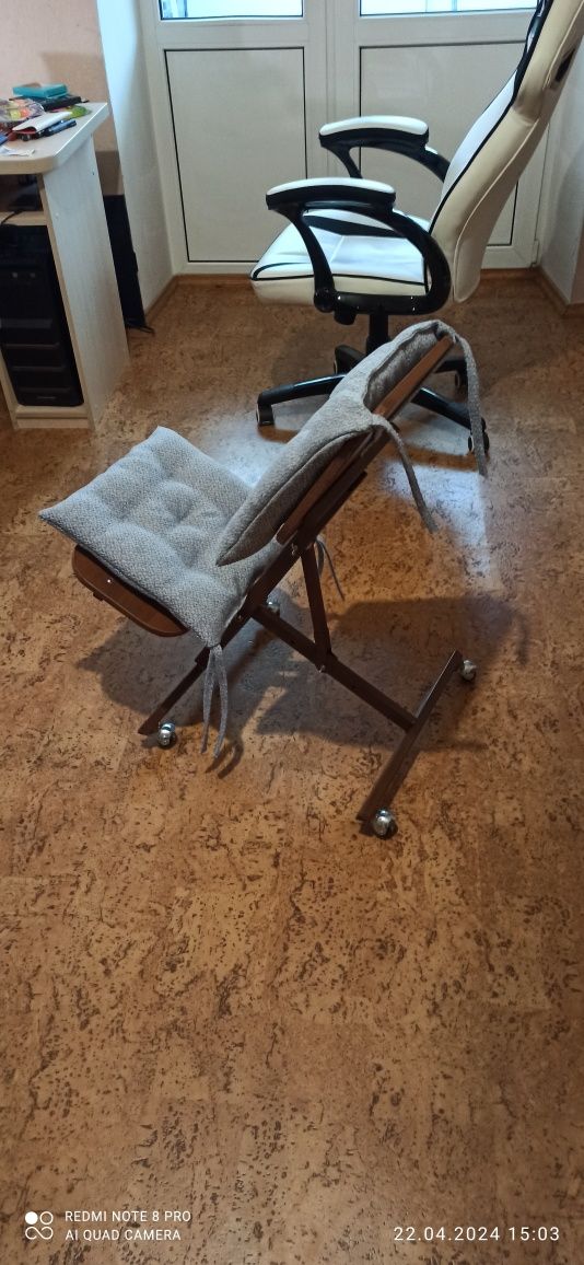 Ортопедическое кресло для поддержки осанки при сидячей работе.