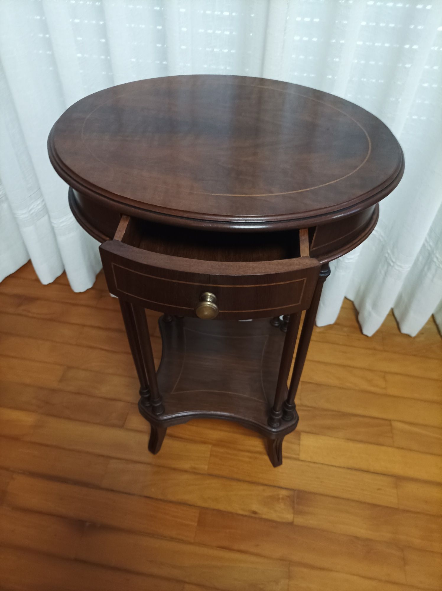 Mesa antiga de apoio restaurada estilo inglês ovalizada