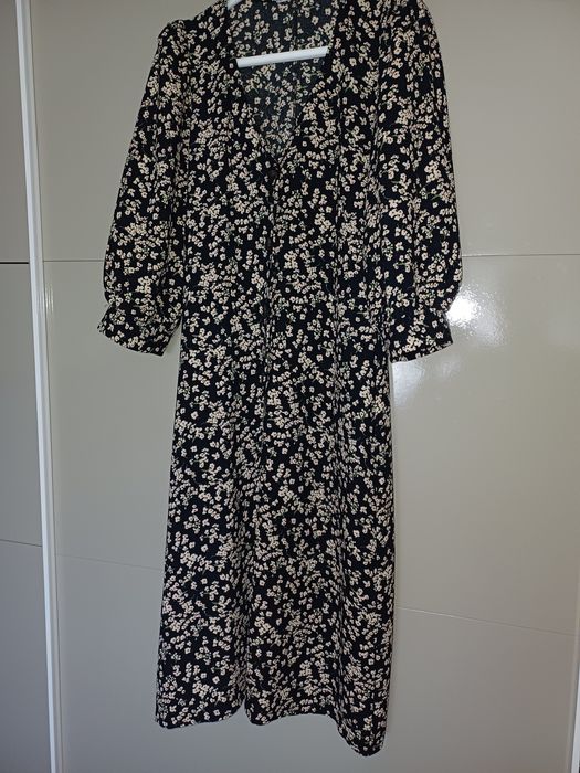 Vestido às flores comprido. Manga comprida.
Tamanho L