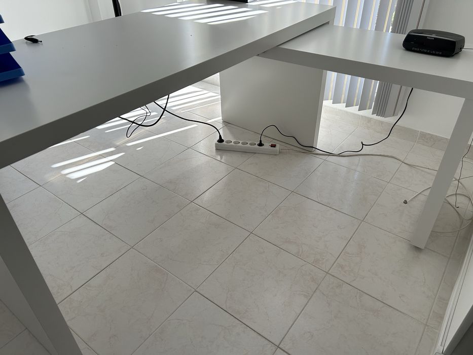 Secretaria em branco em bom estado com pouco uso