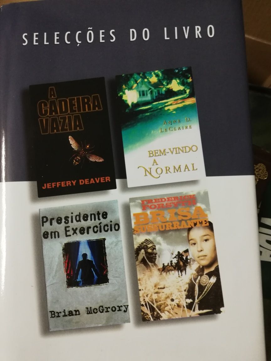 Livros variados.