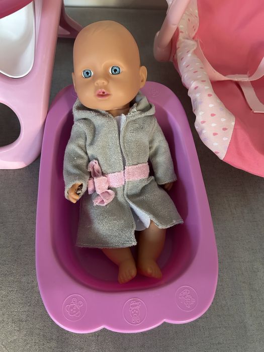 2 lalki wraz z akcesoriami- wanna, stolik do karmienia, nosidło