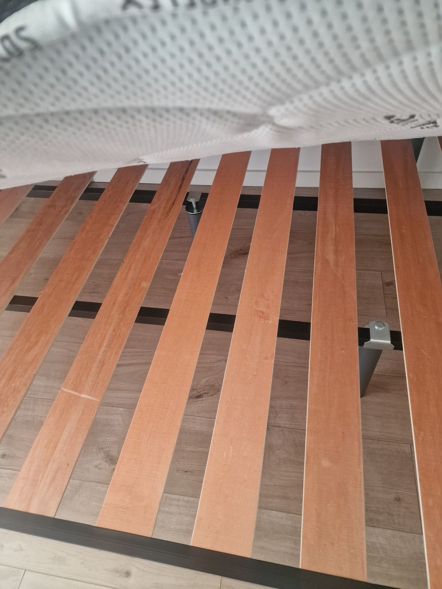 Cama estrado com pés