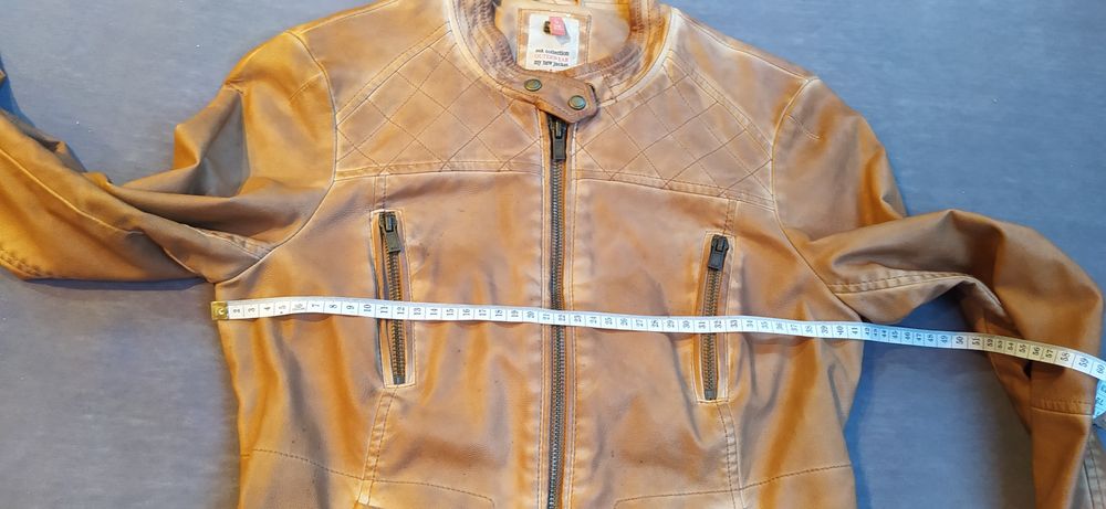 Brązowa kurtka ramoneska