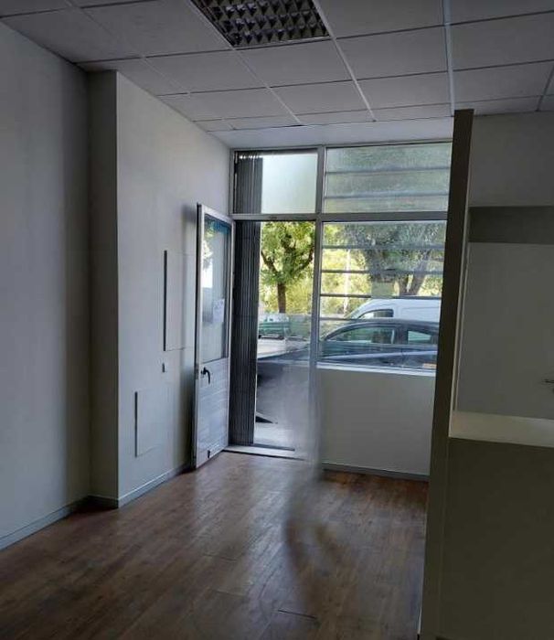 Armazém / loja com escritório, 200m2 e pé direito alto.