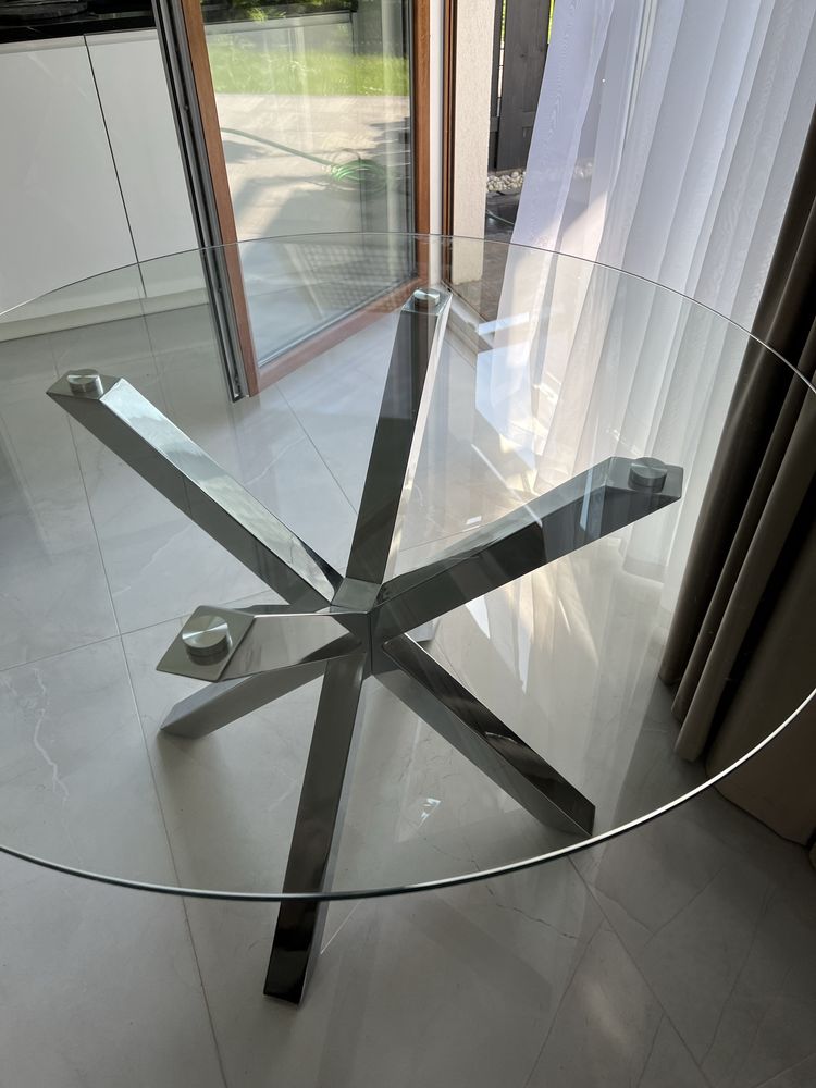 Szklany okrągły stół