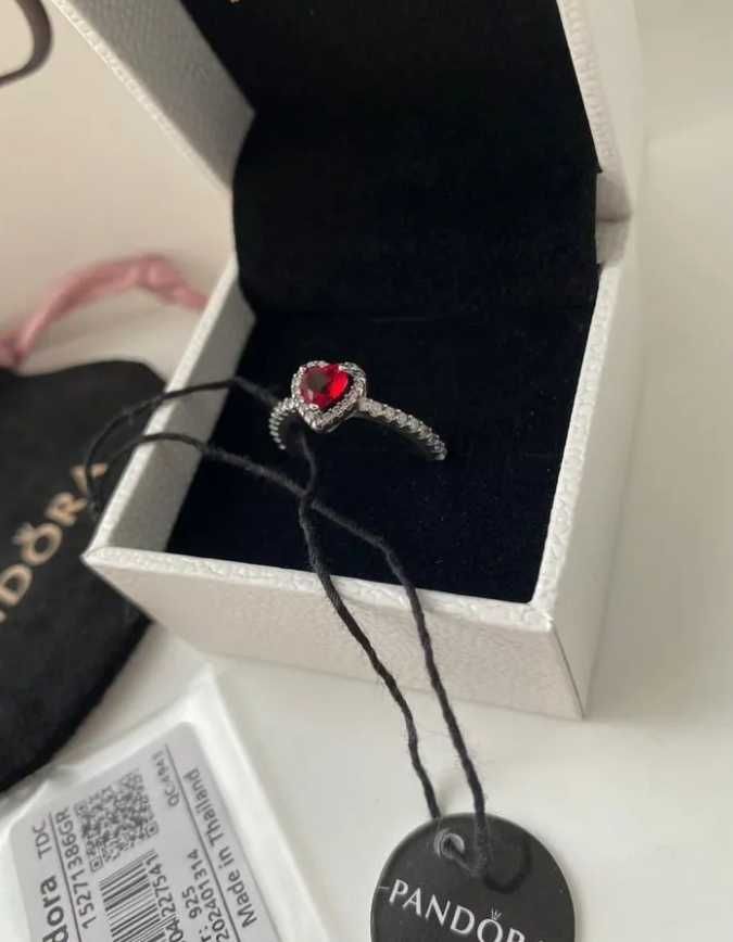 Кольцо Pandora «Красное сердце» из серебра 925 – романтика в деталях.