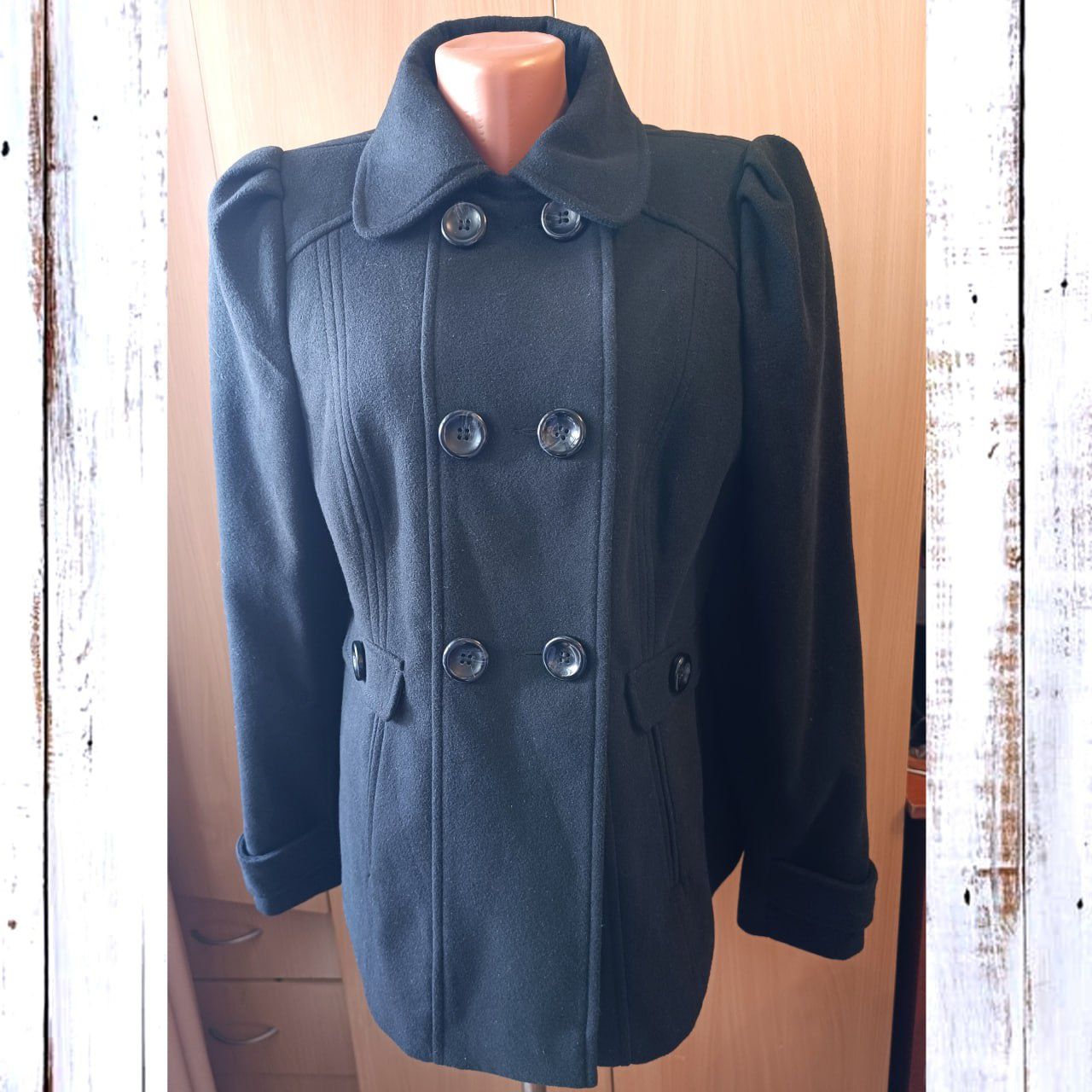 Чорне демісезонне пальто, приталеного крою від F&F