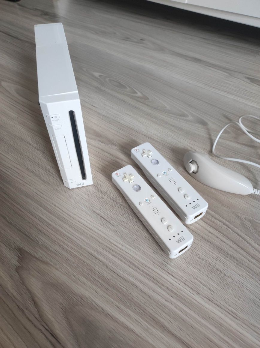 Konsola Nintendo Wii + 2 wiiloty + analog