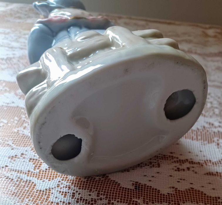 Porcelanowa dziewczynka z misien