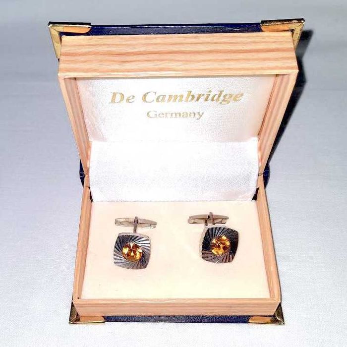 Запонки з білого металу з жовтим кришталиком в коробці-книжці