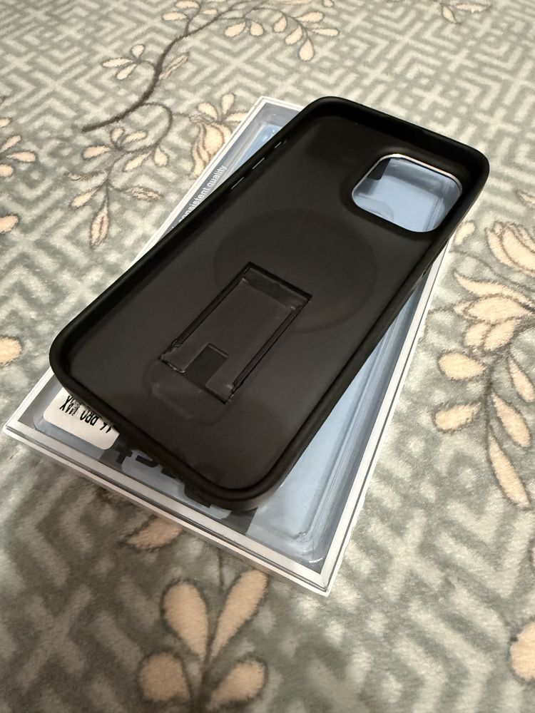 Чехол IPhone 16 Pro Max с подставкой