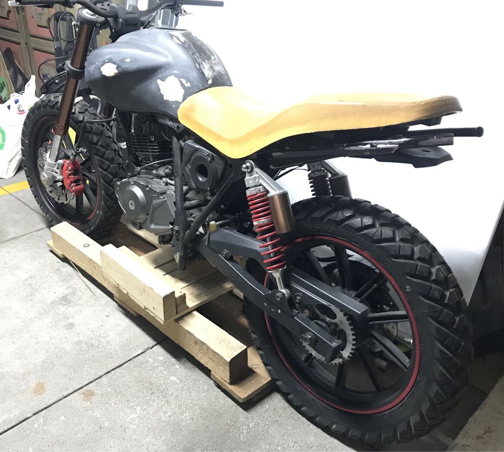 mota transformada  - Keeway RKV - Scrambler