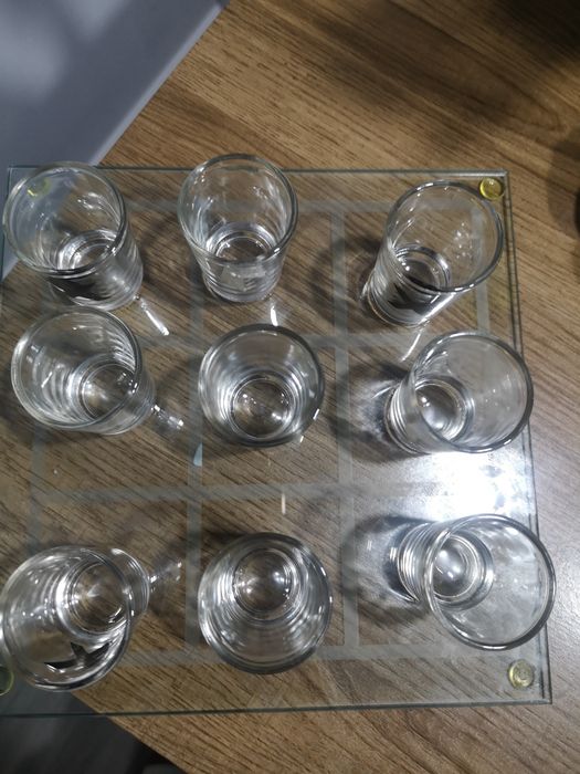 Zestaw kieliszków na szklanej tacy