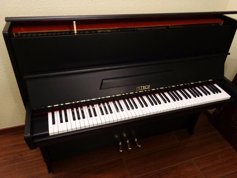 pianino petrof czarne od PianoDesign