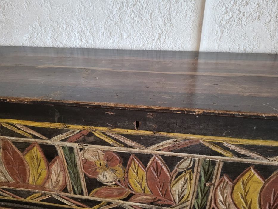 Movel bau banco antigo com desenhos