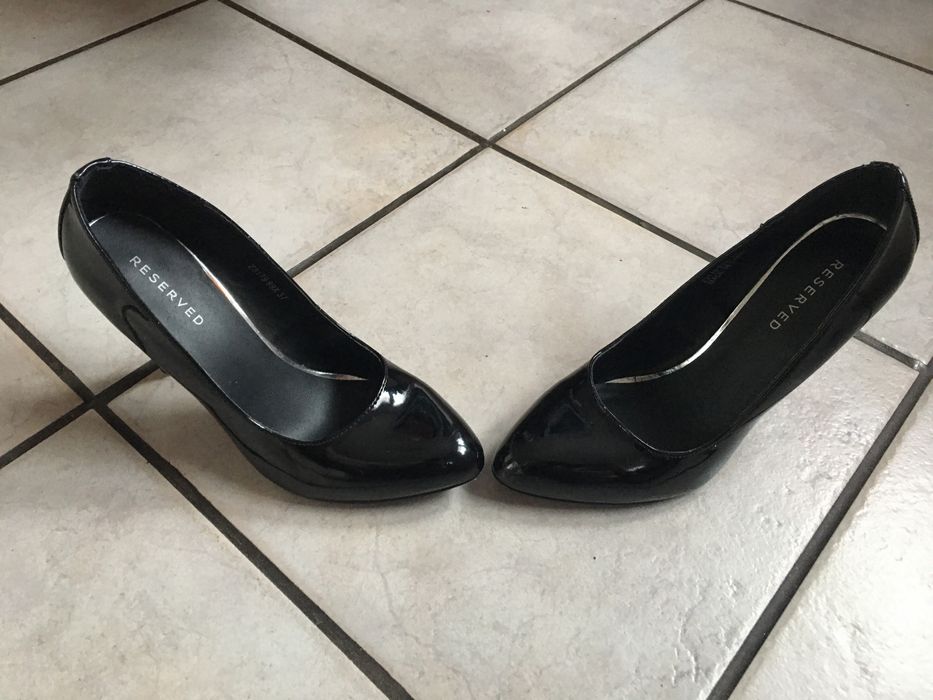 Lakierowane buty na obcasie Reserved roz37