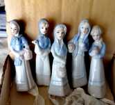 Damas de porcelana, gato, jarras, búzios etc