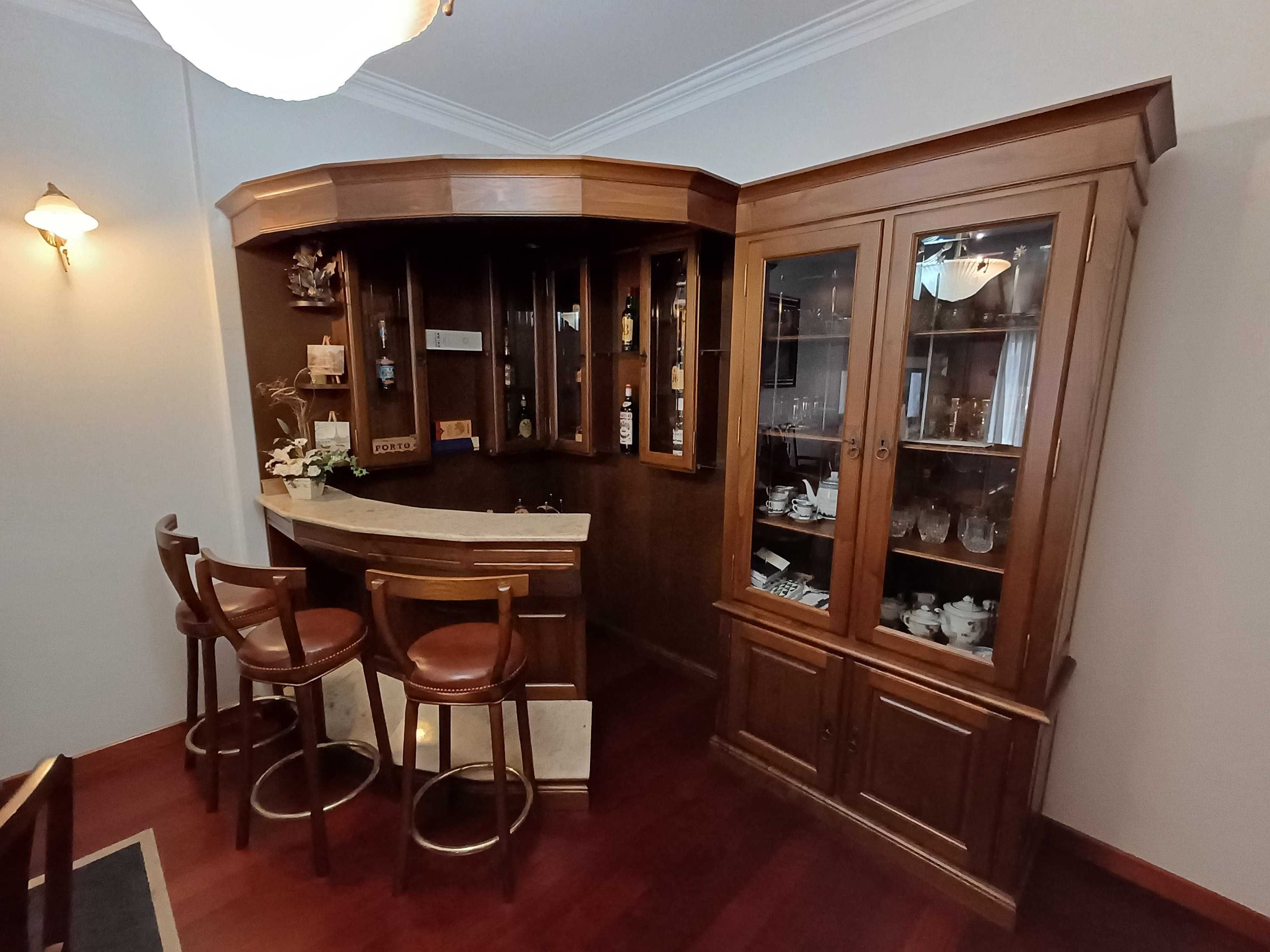 Bar de madeira maciça