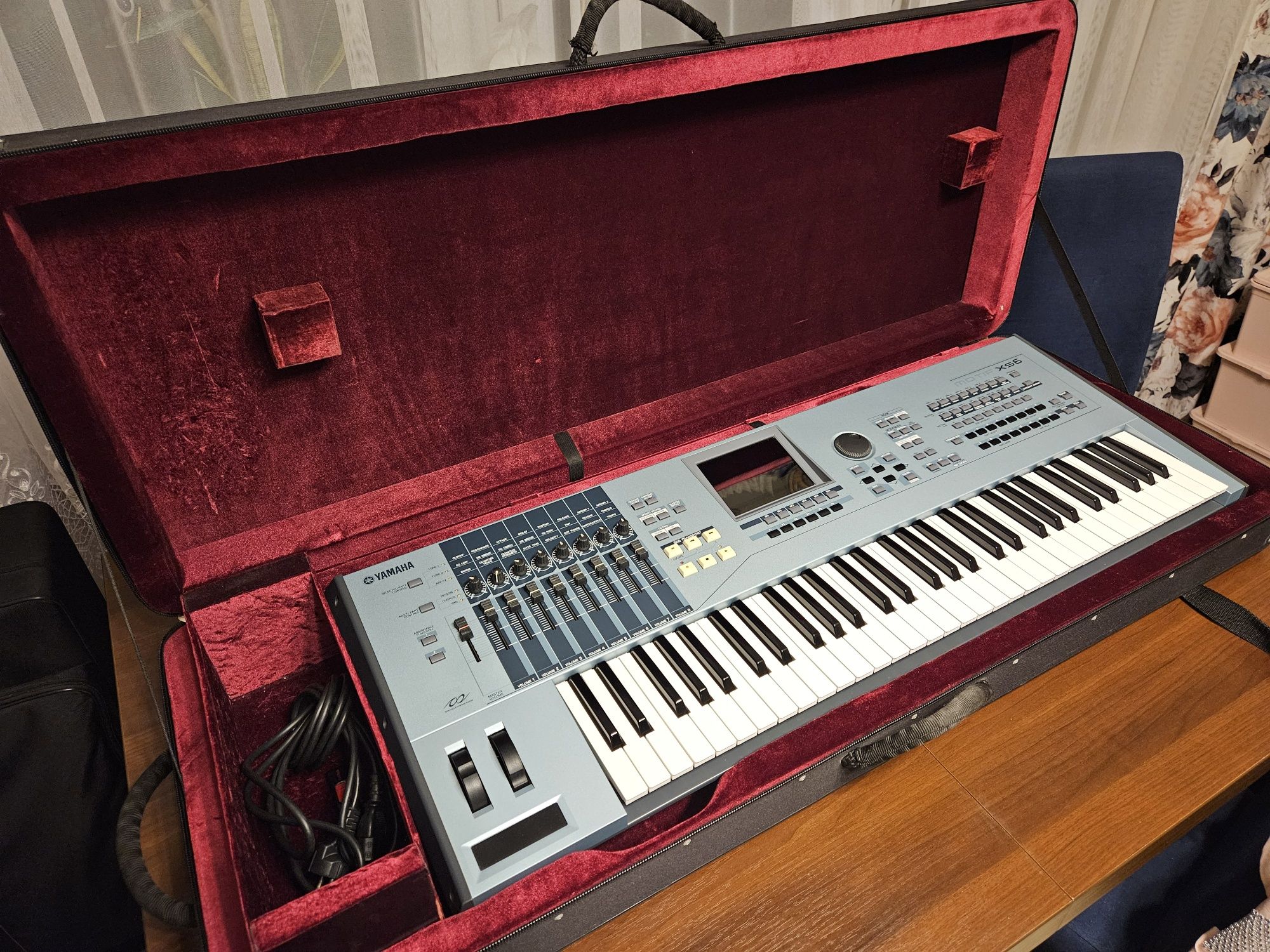 Yamaha Motif XS6 + twardy futerał Romanowicz