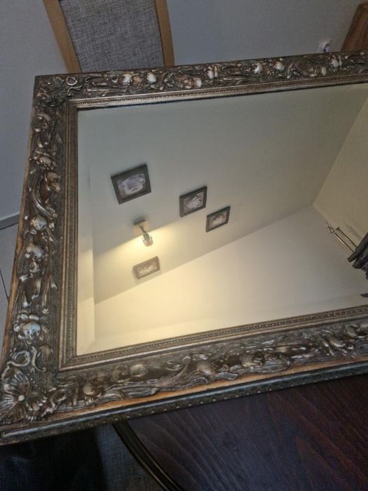 Lustro w ozdobnej drewnianej ramie