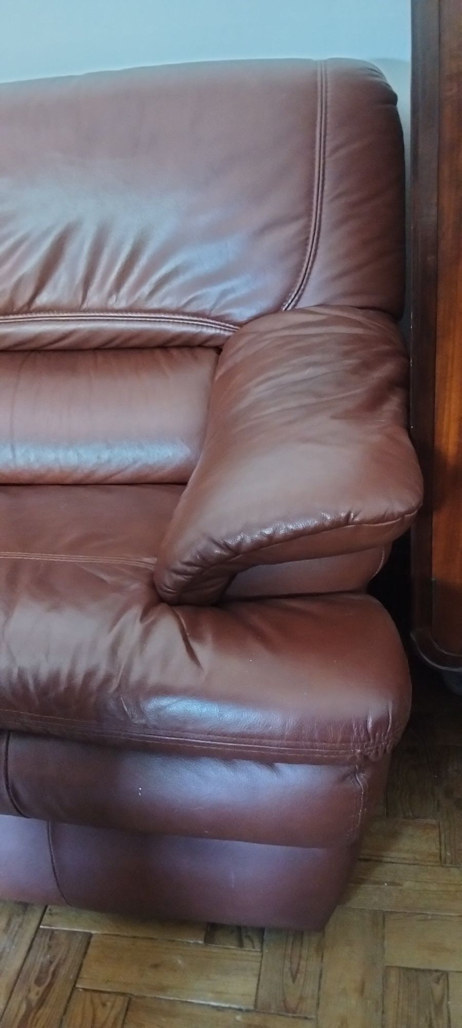 Sofá em pele, em óptimo estado, motivo da venda é desocupar a casa..