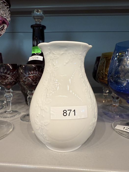 Wazon porcelanowy AK Kaiser biały z wzorem relify dekoracja 871