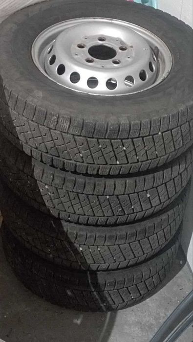 Комплект шин Lassa wintus 2 225/70 r15c на металлических дисках.