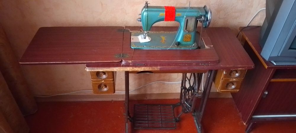 Швейна машинка , ножний привід . Китай .