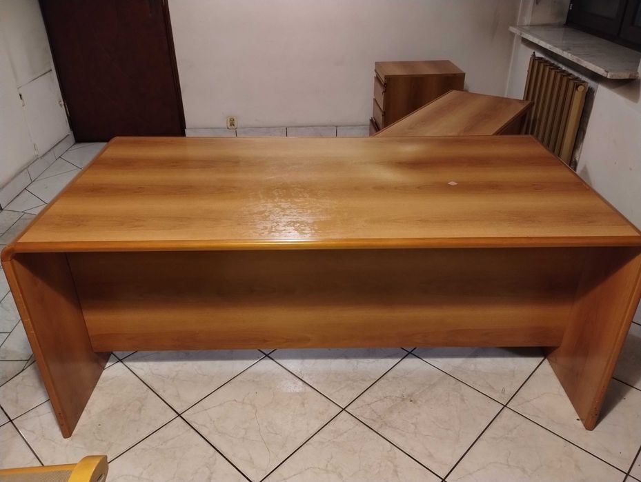 Krzesła (10 szt.), biurko, szafa metalowa - komplet do biura