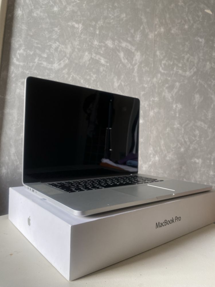Macbook Pro i7 8GB 256 SSD 15”