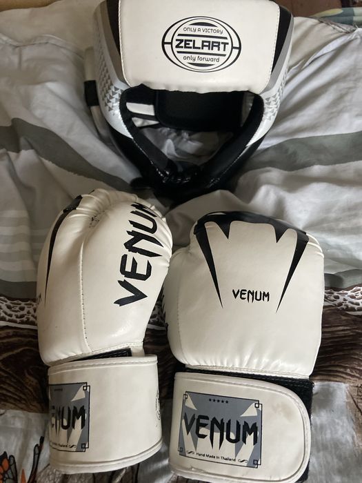 Боксерські рукавиці Venum и шлем Zelart