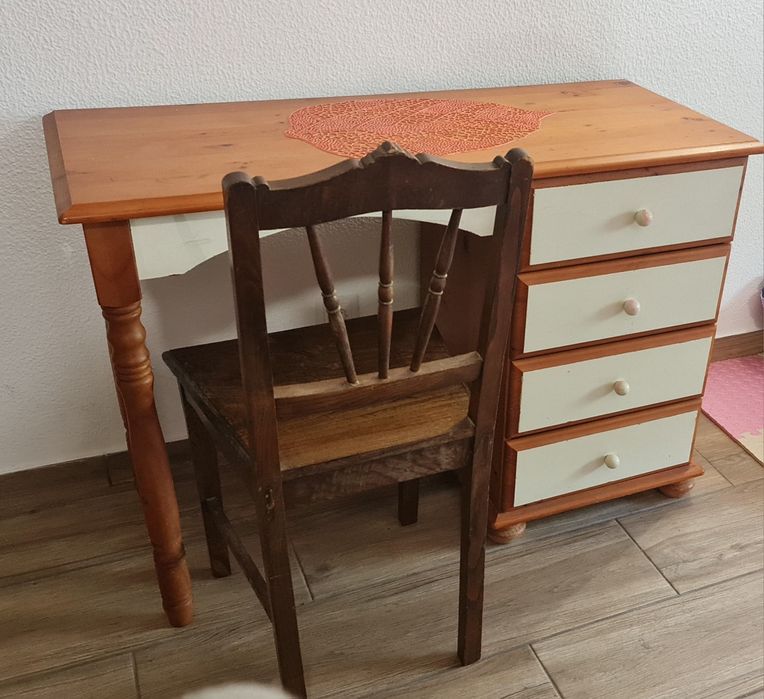 Mesa em madeira. Cadeira e gratuita.