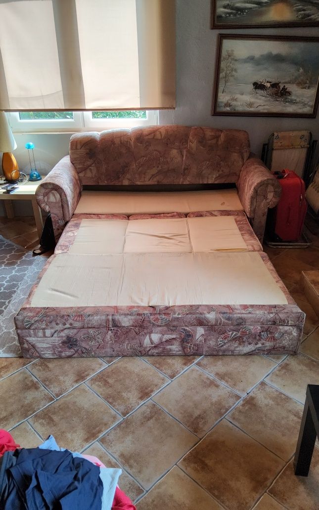 Sofa w dobrym stanie z funkcją spania i pojemikiem na pościel oddam za