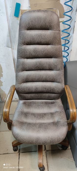 Перетяжка, реставрация стульев, дивана, кресла, кровать, пуф, банкетка