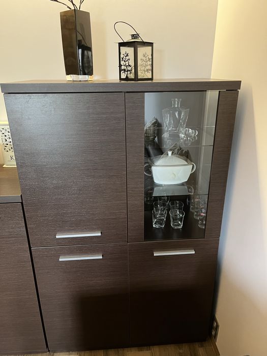 Mebel z przeszkloną witrynką