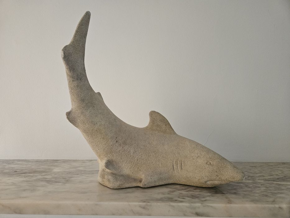 Tubarão em pedra decorativo