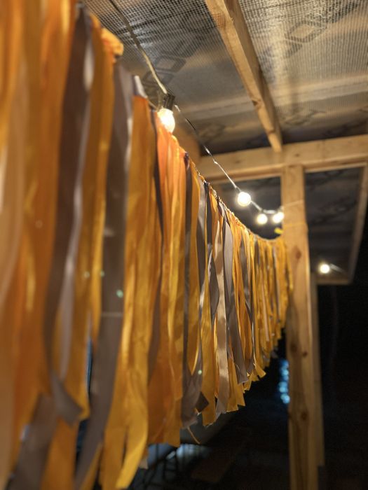 Декоративна гірлянда з атласних стрічок