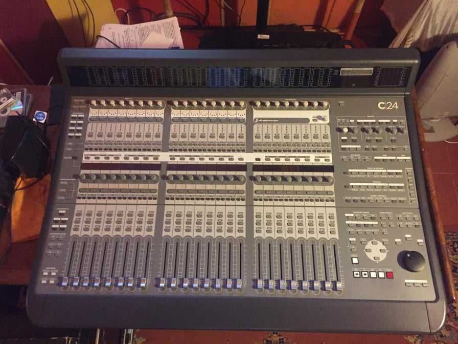 Avid C24 (Audio mixer e controladora)