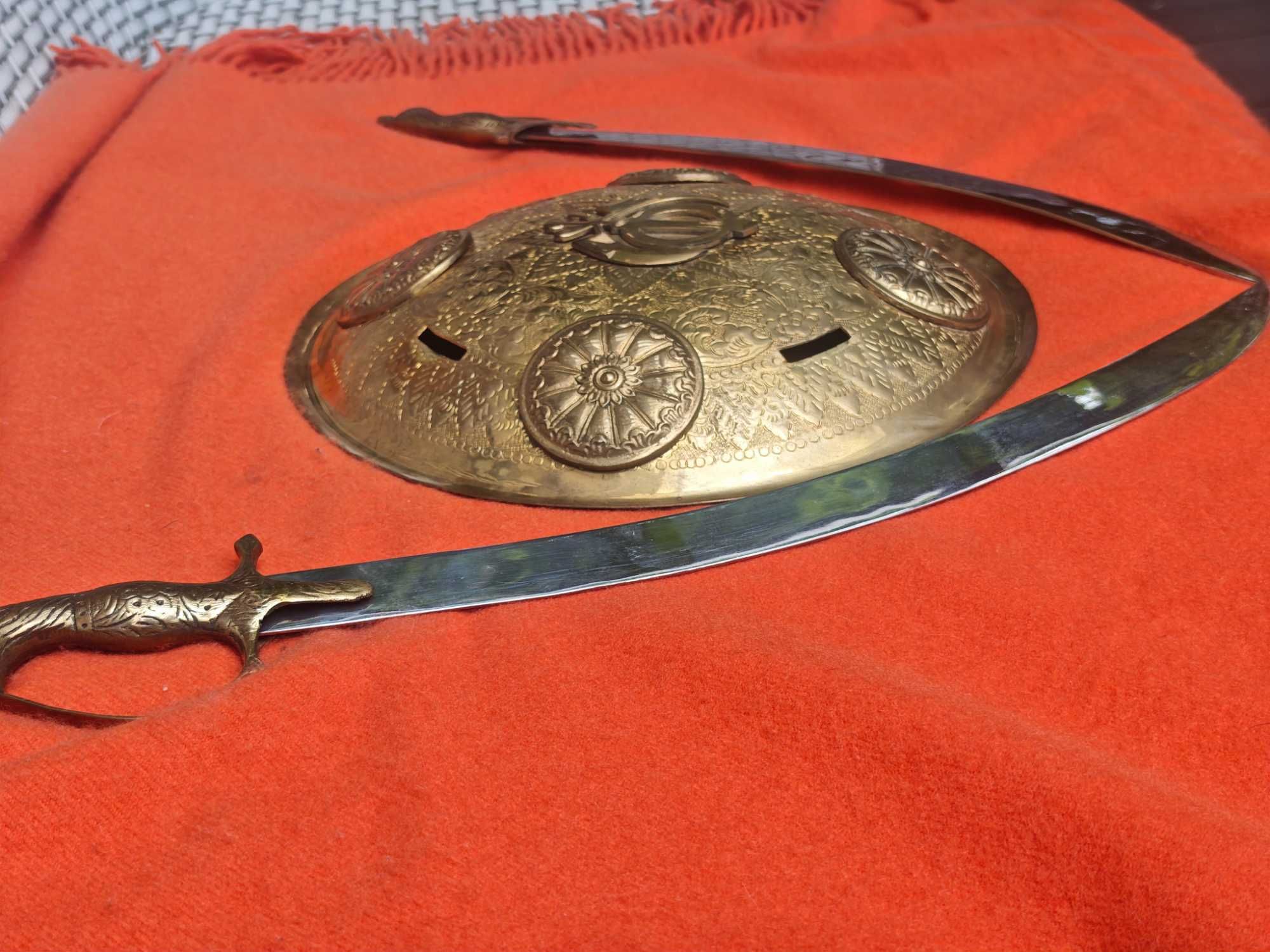 Dhal Talwar mosiezna tarcza z dwoma szablami Mughal recznie rzezbiona