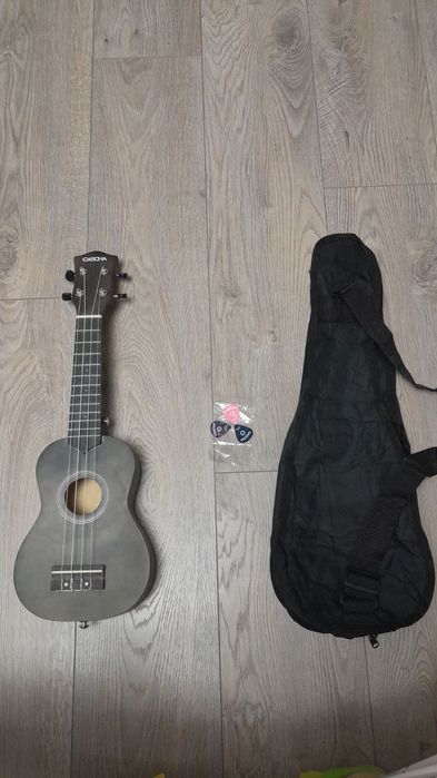Продам укулеле з чохлом