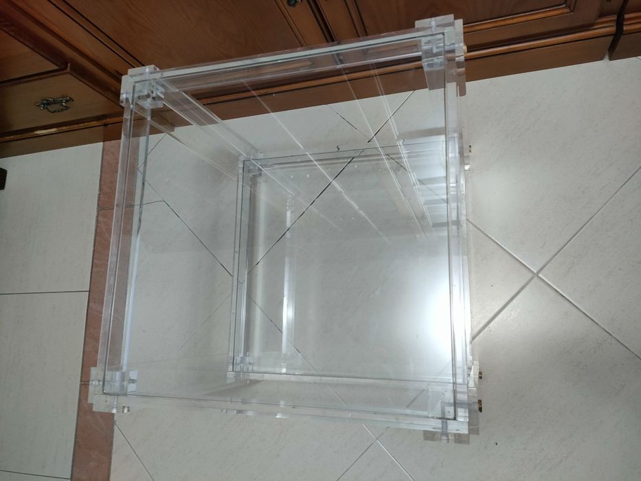 Mesa de centro em vidro e acrílico