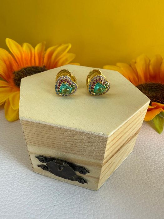 Brinco coração, folheado a ouro com zirconia, e garantia.